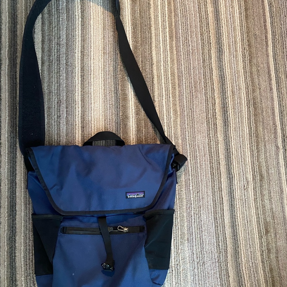 !!PATAGONIA !!! Cross body/ Messenger bag